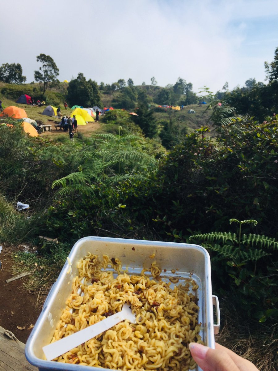 hany_pin's tweet photo. -Prau 2021-
Makan pop mi basecamp patak banteng, dan foto2 diperjalanan. Kalo naik gunung ga doyan makan nasi makan mi mulu, btw tumblr ku itu ketinggalan huhu. Di prau dingin banget, sampe aku pke salonpas di idung karna mampet. Oiya, sepanjang perjalanan banyak bunga daisy. https://t.co/sem7kXkqZ5
