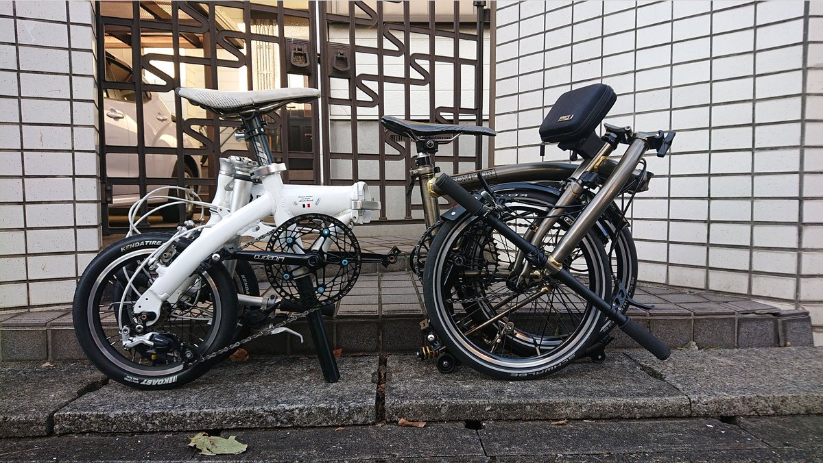 aorikaze's tweet photo. 今日はこの2台。
14インチ3速vs16インチ2速(笑)
実家まで。
うーん乗り換えたりしたけどどっちもどっちだな。輪行して重量軽い方がってときはLight7荷物も持ちたい時はBROMPTONになるかな。
#BROMPTON #Light7 #ミニベロ #おりたたぶ https://t.co/sRgSE6lYy7