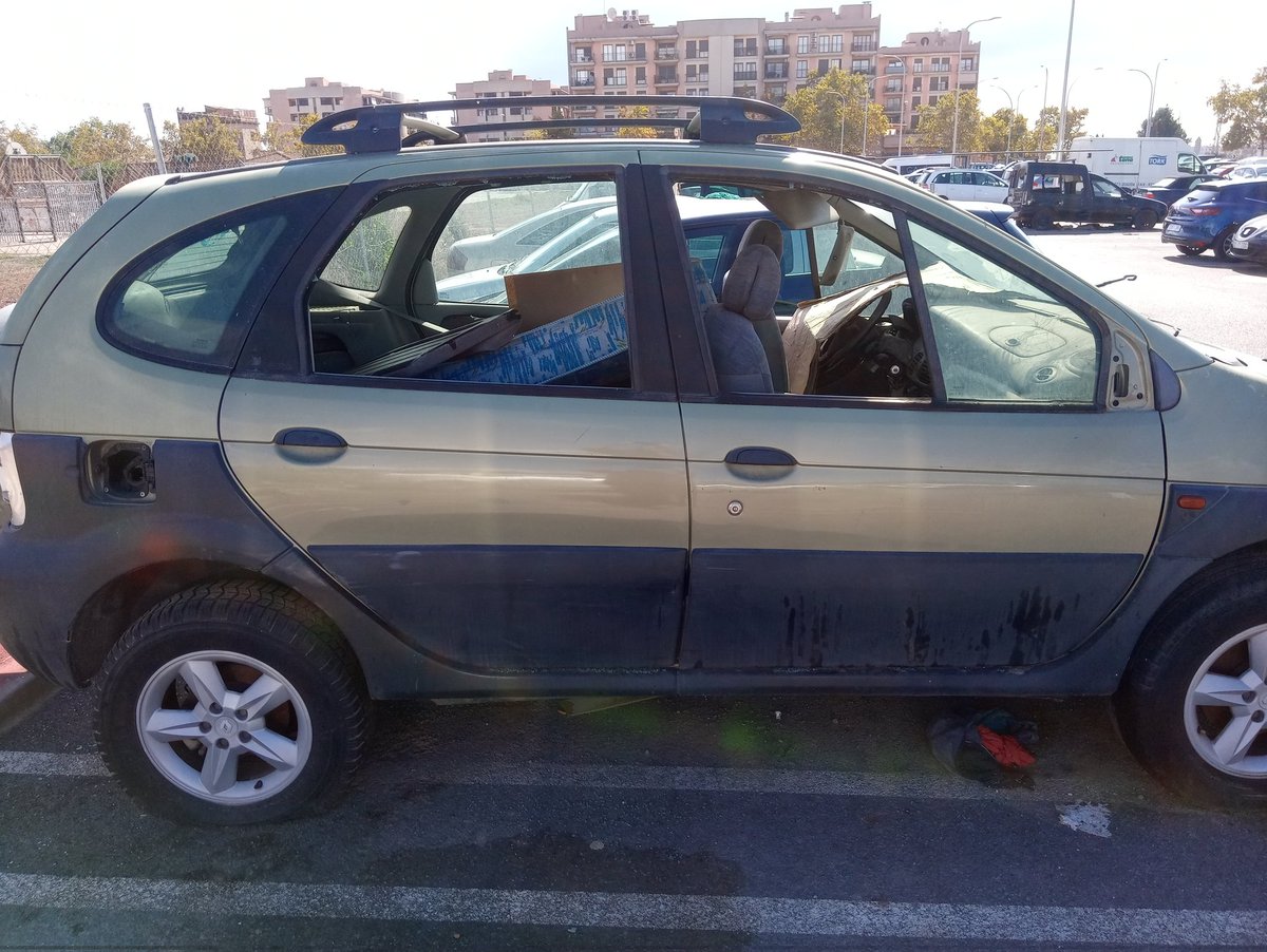 Hoy en el parking del Rafal Nou (al lado del Seminario). ¿Qué es un aparcamiento o un desguace? Zona con dificultad para aparcar
<a href="/ajuntpalma/">Ajuntament de Palma</a> <a href="/policiadepalma/">Policia de Palma</a>