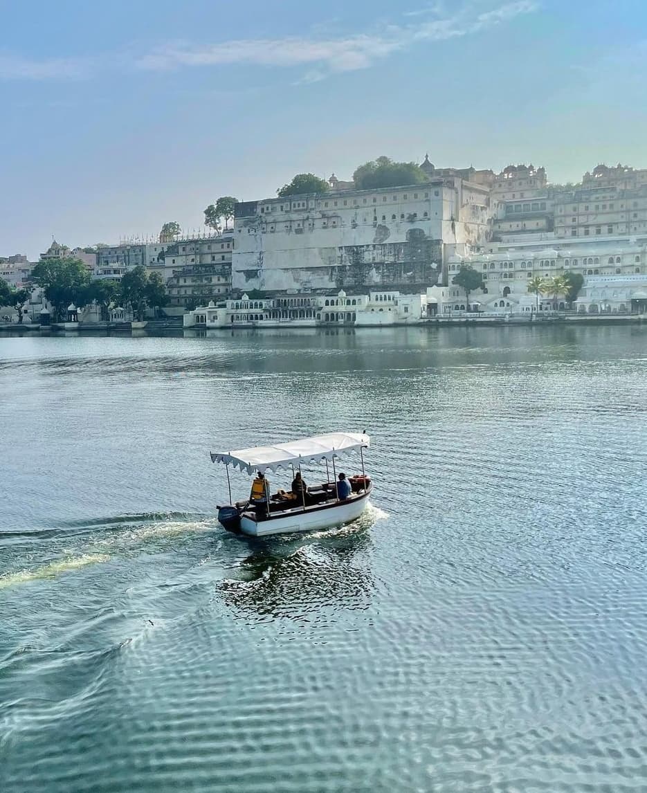tajlakepalace's tweet photo. Clear skies adorning perfect views as seen from this iconic floating edifice, Taj Lake Palace is a landmark like no other.
πΈ @shibanigharat
#GuestDiaries #TajLakePalace #perfectsky #heritagehotel #TajPalaces #udaipur #floatingpalace #udaipurpalaces #travelindia #TajHotels https://t.co/4tdBucihSA