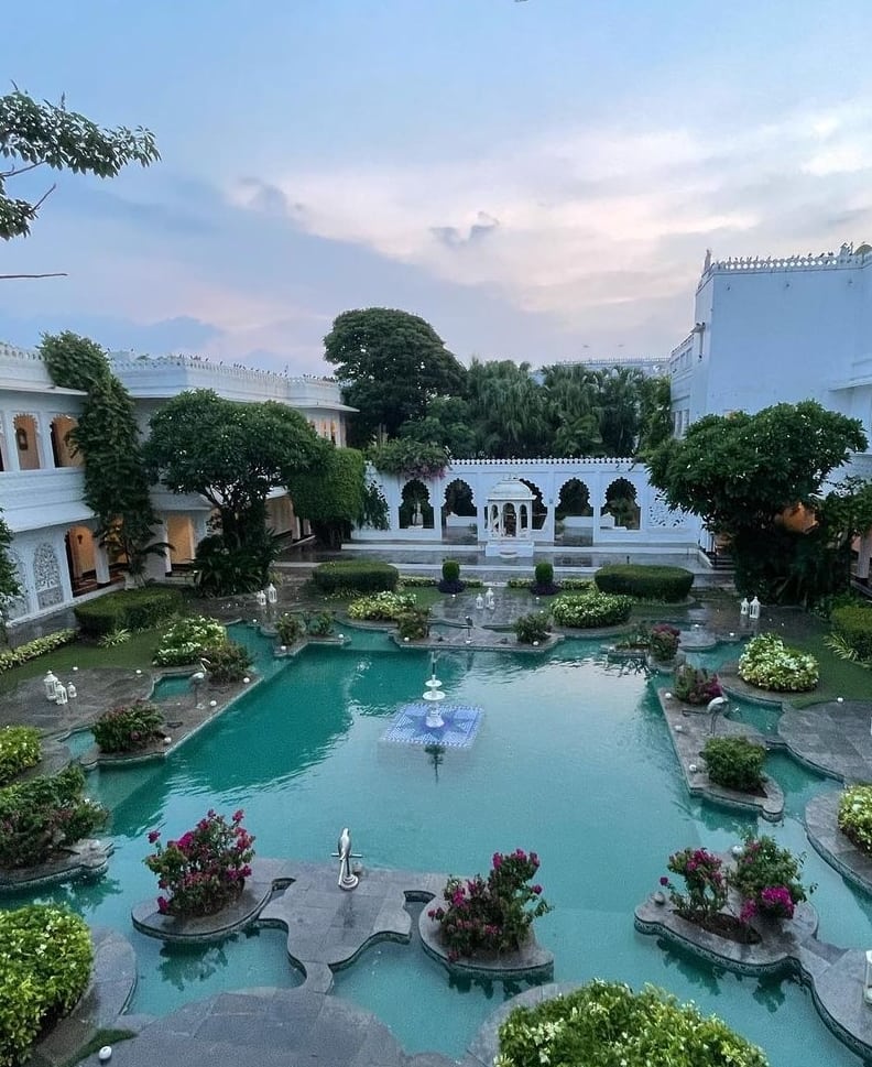 tajlakepalace's tweet photo. Clear skies adorning perfect views as seen from this iconic floating edifice, Taj Lake Palace is a landmark like no other.
πΈ @shibanigharat
#GuestDiaries #TajLakePalace #perfectsky #heritagehotel #TajPalaces #udaipur #floatingpalace #udaipurpalaces #travelindia #TajHotels https://t.co/4tdBucihSA