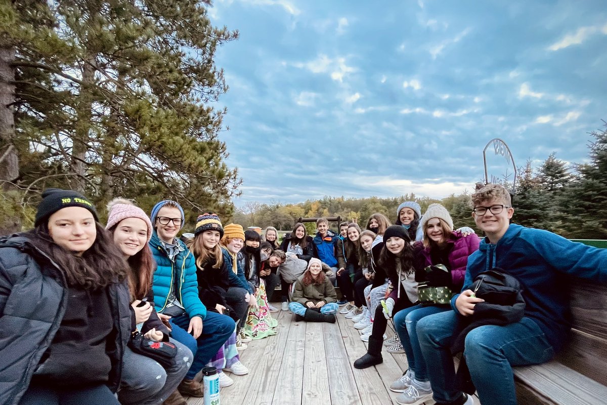 buffach1's tweet photo. Bonding and team building Friday night on the Waldon 8th Grade Chorale Hayride! #AlwaysLakeOrion #teambuilding @WaldonMS @LkOrionSchools https://t.co/gpbHFA1OTz