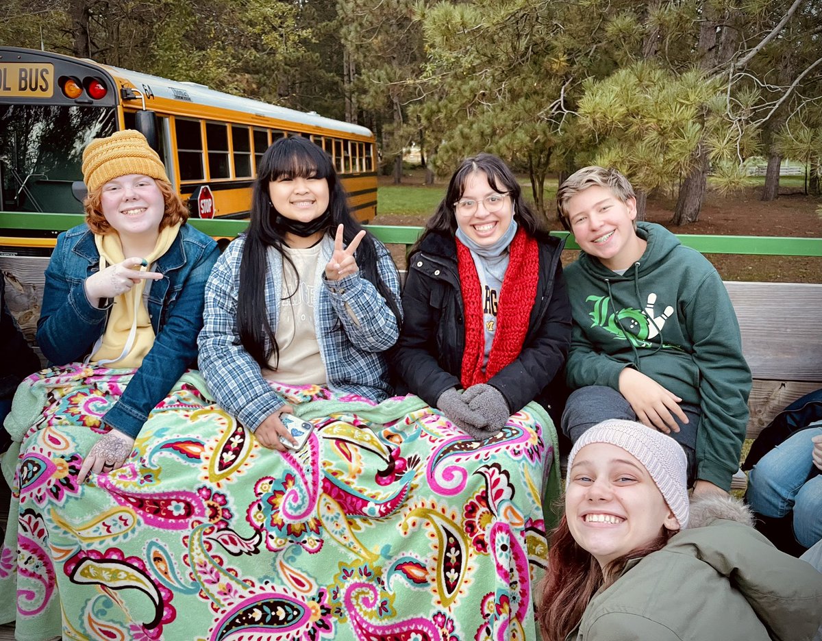 buffach1's tweet photo. Bonding and team building Friday night on the Waldon 8th Grade Chorale Hayride! #AlwaysLakeOrion #teambuilding @WaldonMS @LkOrionSchools https://t.co/gpbHFA1OTz