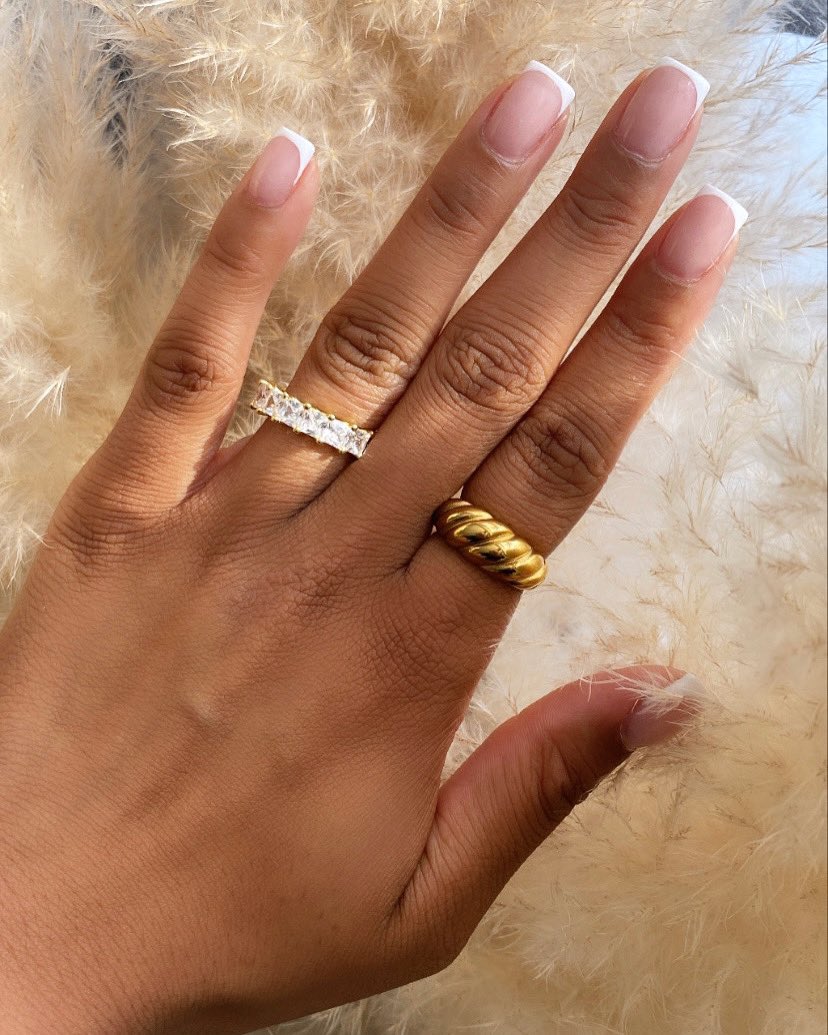 neiceysjewels's tweet photo. Your outfit is never complete unless your wearing Neicey’s Jewels hun! I spy a new collection on the way! Hope y’all ready 👀💃🏽❤️
.
.
.
.

#neiceysjewels #newwebsite #fashionjewellery #femaleentrepreneur #blackownedbusiness https://t.co/RiqLm8DJaF