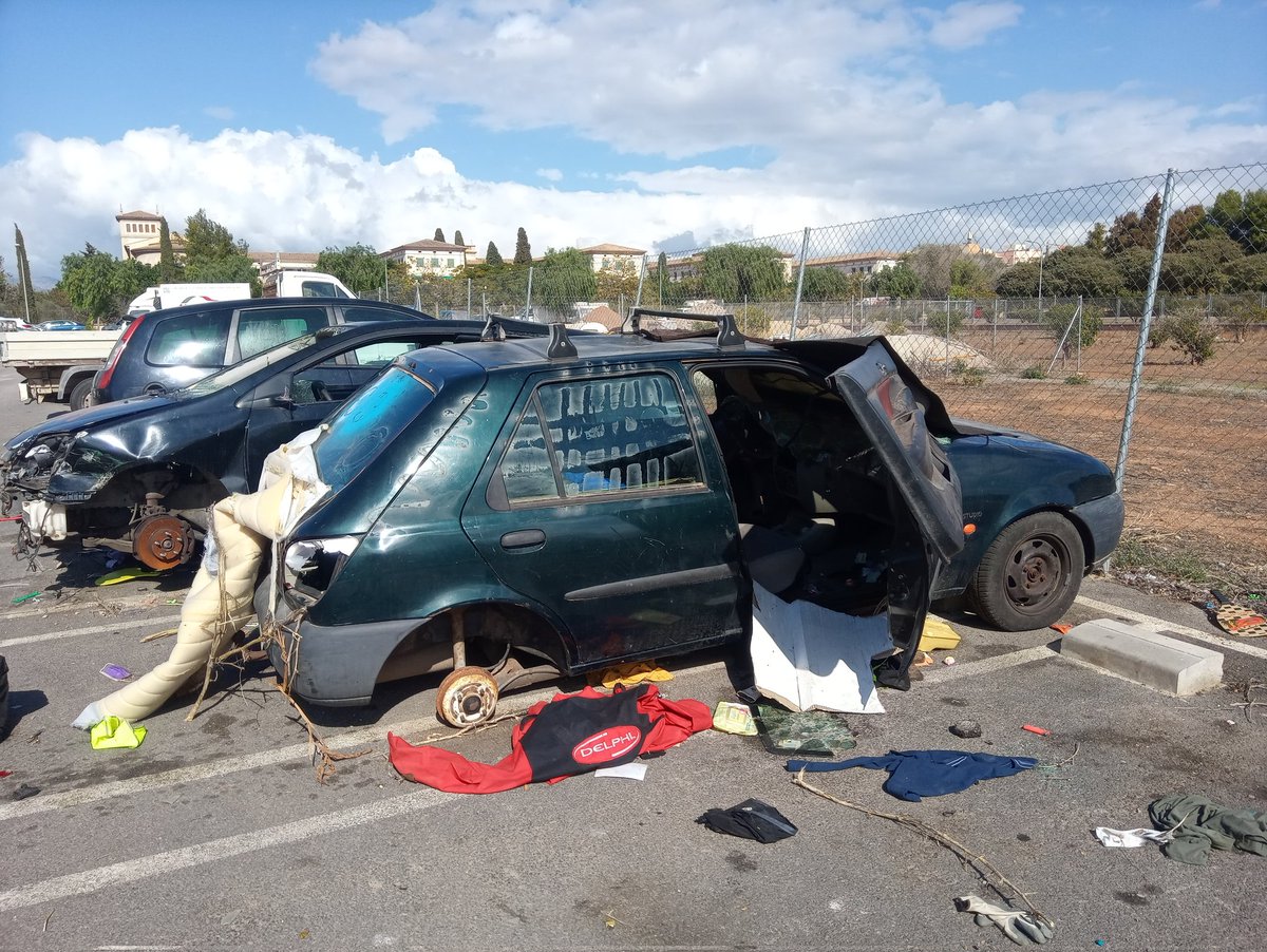 Asun1972's tweet photo. Hoy en el parking del Rafal Nou (al lado del Seminario). ¿Qué es un aparcamiento o un desguace? Zona con dificultad para aparcar
@ajuntpalma @policiadepalma https://t.co/ybFCtMmk33