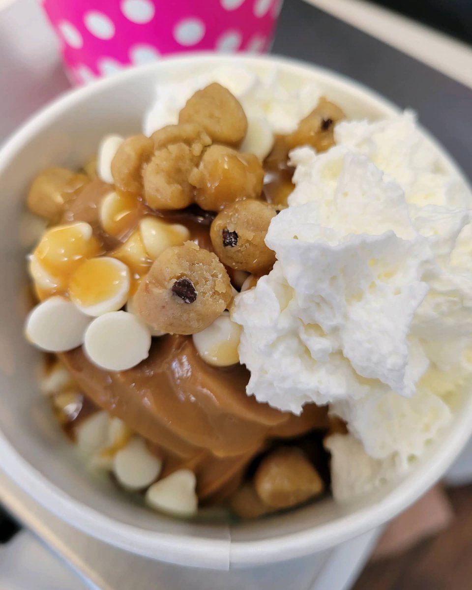 igloofyb's tweet photo. Have you driven Berea Boo Battle yet?! Which is your favorite? Stop in after visiting our neighbors #8 and enjoy your yummy creation while you finish the loop!! 
Link to map and voting in our bio! Vote by Oct 31st!
Open Daily 2pm-9pm 
#bereaboobash #halloweendecoration #froyoq https://t.co/uP0mxT3mcg