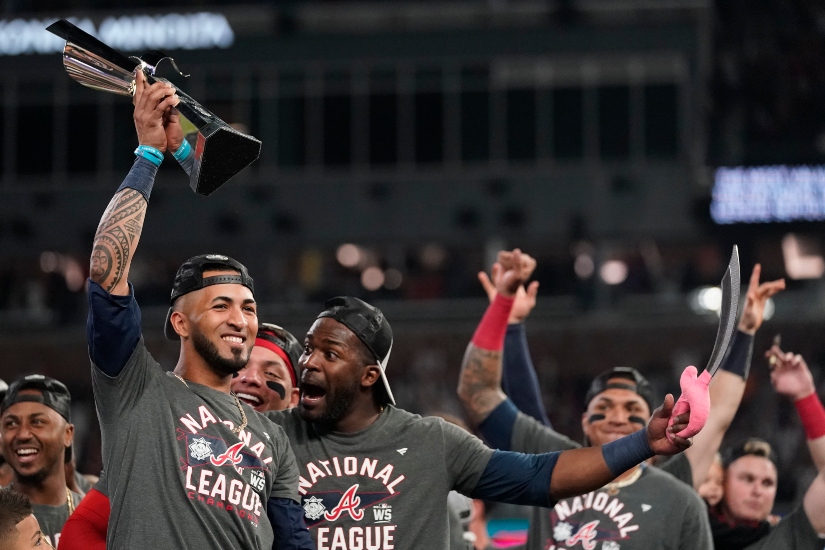VoceroPR's tweet photo. El boricua Eddie Rosario y los Bravos eliminan a los Dodgers y van a la Serie Mundial 🇵🇷 | 📸: Associated Press https://t.co/5C9mO2Rn1y https://t.co/GQWw0s4KNx