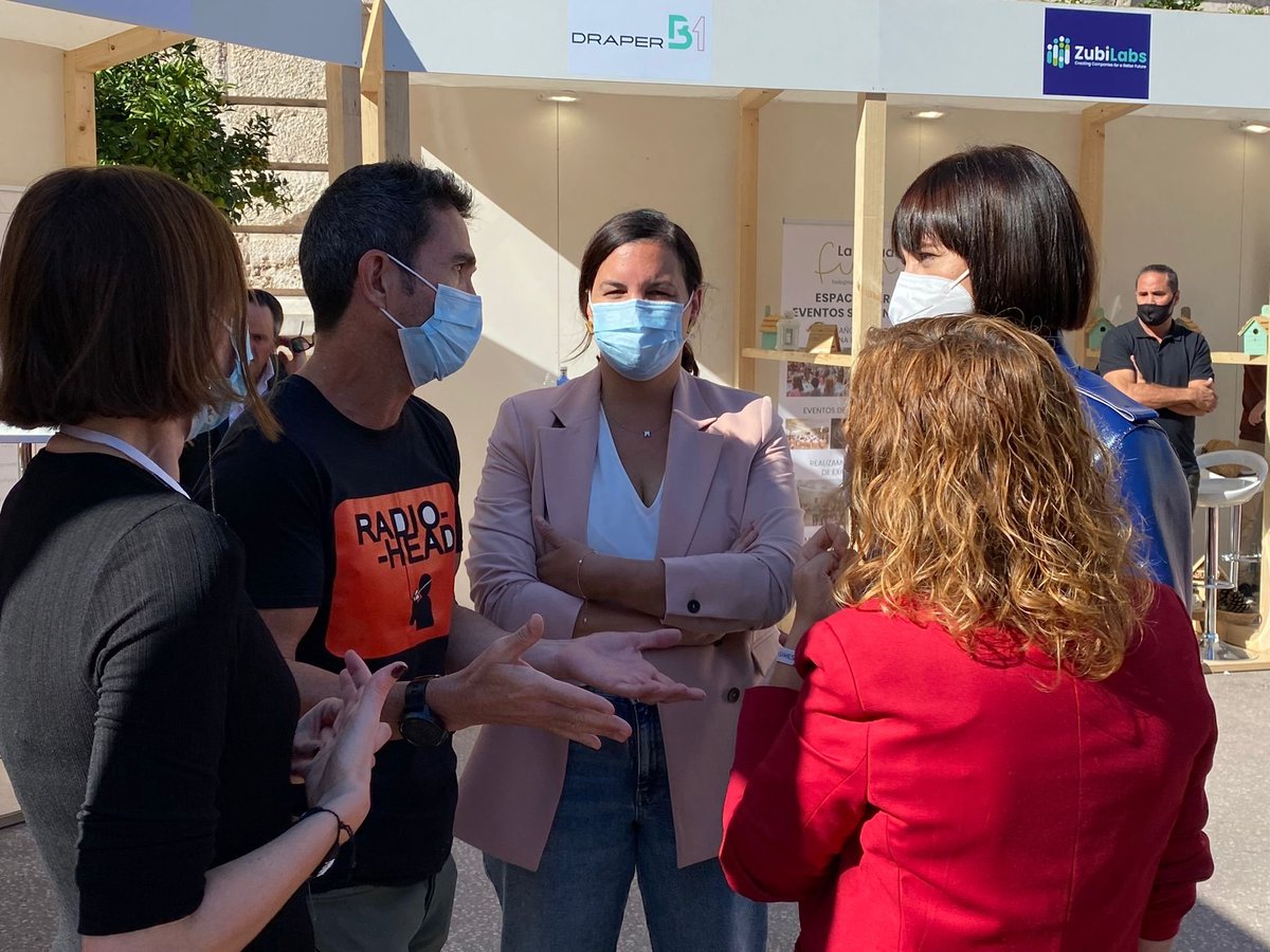 kmzerohub's tweet photo. Gracias @DianaMorantR @SanGomezLopez @pilarbernabe por acercaros a nuestro stand en #VLCStartupMarket para conocer cómo estamos creando desde Valencia al mundo el futuro de la #alimentación a través de la #innovación y #emprendimiento @raulmartincalvo #ftalks21 #food #startups https://t.co/4ubaAoXAEF