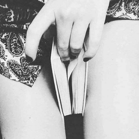 "Una biblioteca es el lugar donde usted puede perder su inocencia, sin perder la virginidad."
Germaine Greer