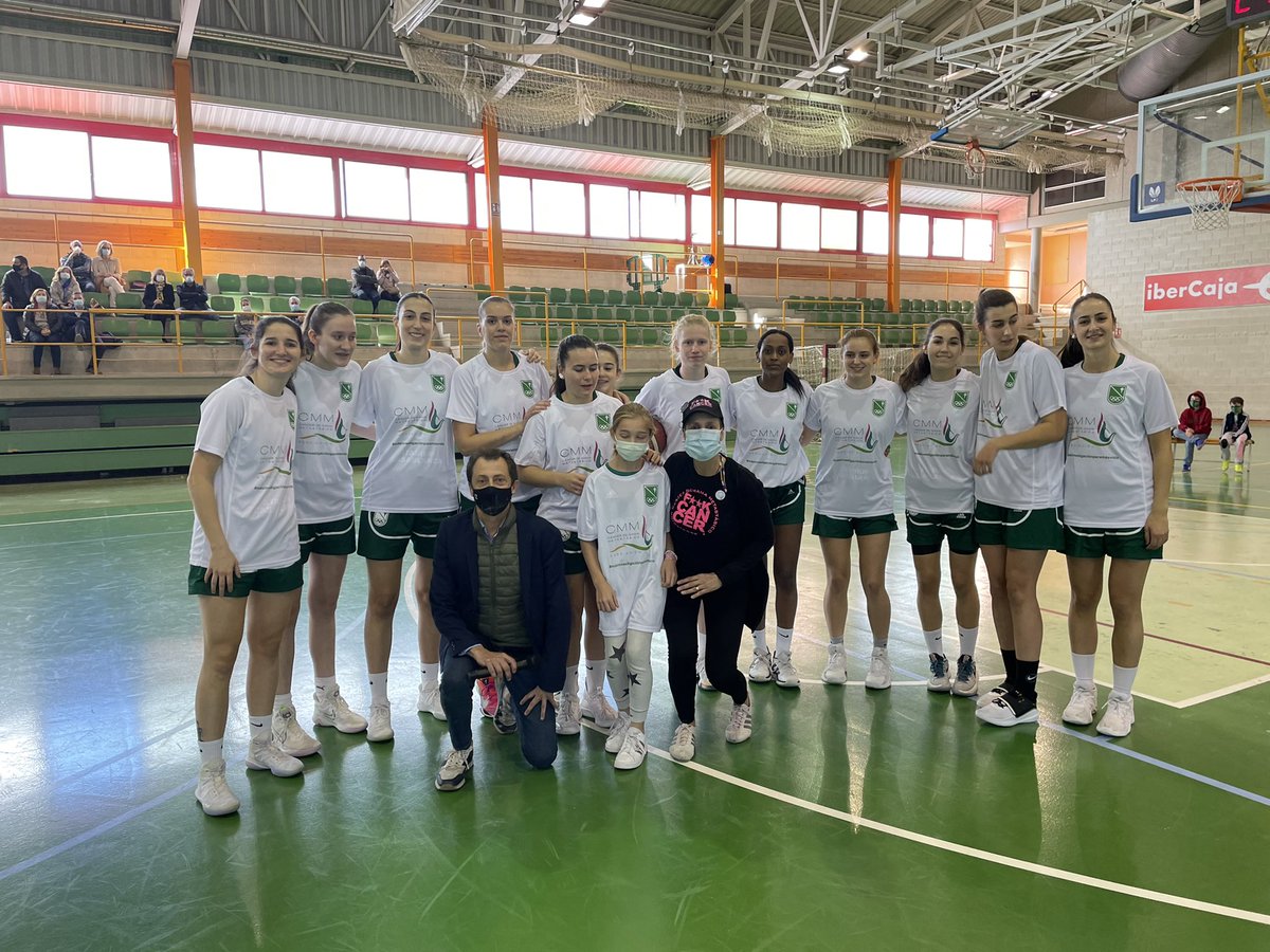 Emotivo homenaje de nuestras chicas del Liga Femenina 2 de baloncesto a Angela y a su madre Gloria con motivo de la campaña de recogida de fondos que #StadiumCasablanca ha iniciado junto a la Asociación de Cáncer de Mama Metastásico #masinvestigacionparamasvida
