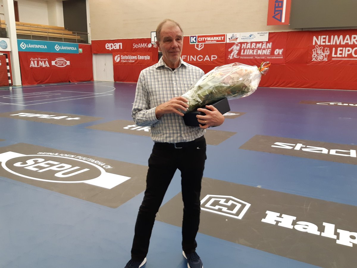 SPL_Lantinen's tweet photo. SPL Läntisen alueen futsalin Respect-palkinto luovutettiin tänään Kari Tairalle. Karin pitkä ja väsymätön toiminta seurassaan #FCSeinajoki sekä alueellisesti ja valtakunnallisesti ansaitsee suuren kunnioituksen ja kiitoksen. #Respect #FutsaFI https://t.co/rUe7PlNYjI