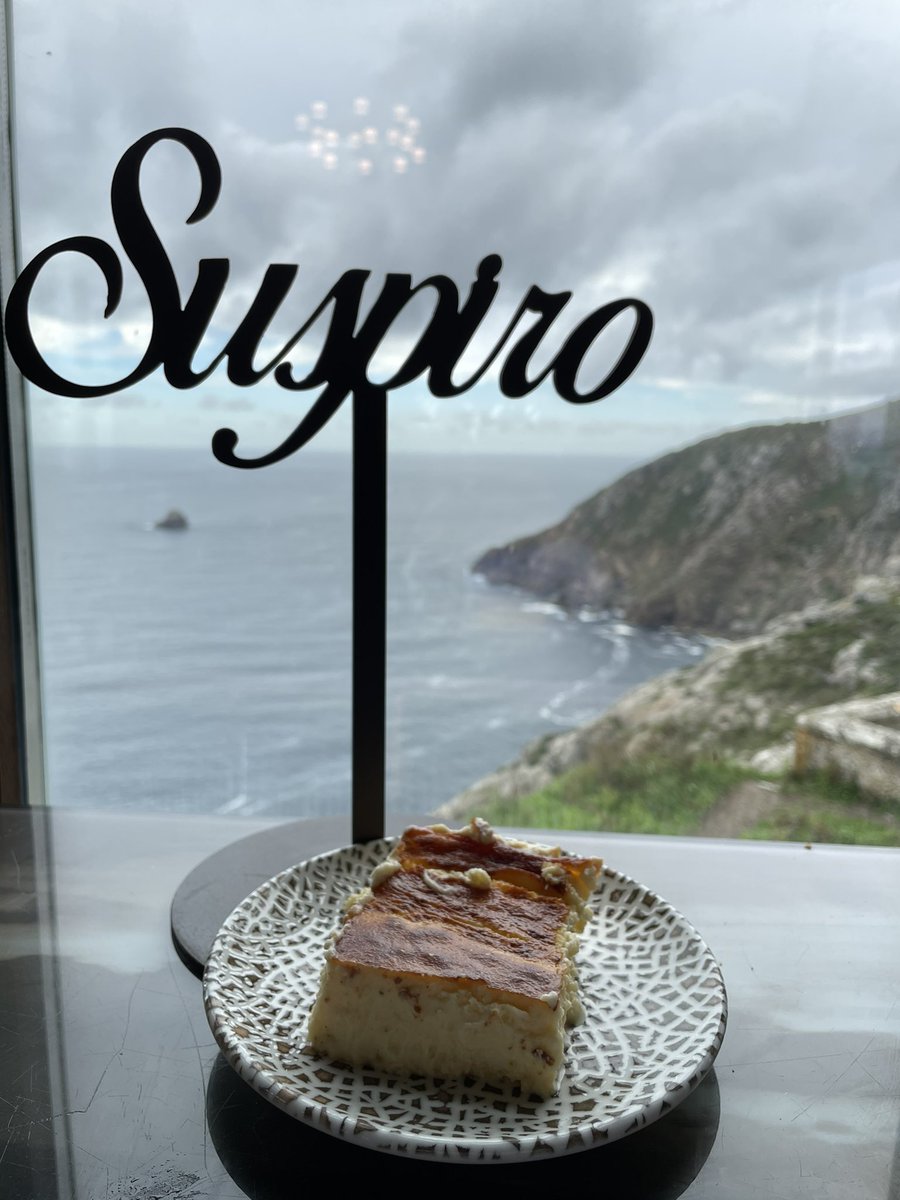 Y qué forma de disfrutar en el restaurante <a href="/SemaforFisterra/">Semáforo Fisterra</a> justo al lado del faro y con unas vistas privilegiadas. Degustamos unos platos exquisitos: pulpo a la parrilla, fideuá de salmonetes y tarta de 3 quesos gallegos. #costadamorteenfamilia @SomosCMAT <a href="/turismofisterra/">Turismo Fisterra</a>