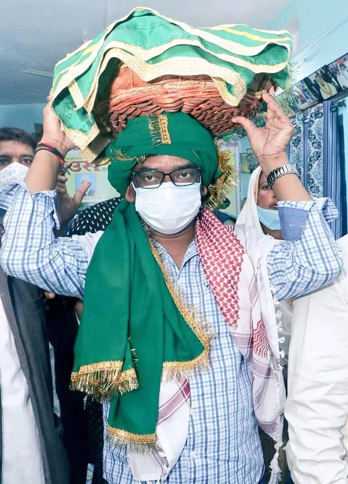 isupporthemant's tweet photo. मुख्यमंत्री श्री @HemantSorenJMM जी ने उर्स के मौके पर आज रांची में हजरत कुतुबुद्दीन रिसालदार शाह बाबा जी के दरगाह पहुंचकर चादर पेश किए । और मुख्यमंत्री ने प्रदेश में अमन-चैन और खुशहाली की दुआ किए। 
@JmmJharkhand https://t.co/iTd95NB626