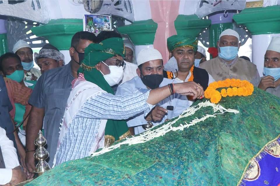 isupporthemant's tweet photo. मुख्यमंत्री श्री @HemantSorenJMM जी ने उर्स के मौके पर आज रांची में हजरत कुतुबुद्दीन रिसालदार शाह बाबा जी के दरगाह पहुंचकर चादर पेश किए । और मुख्यमंत्री ने प्रदेश में अमन-चैन और खुशहाली की दुआ किए। 
@JmmJharkhand https://t.co/iTd95NB626