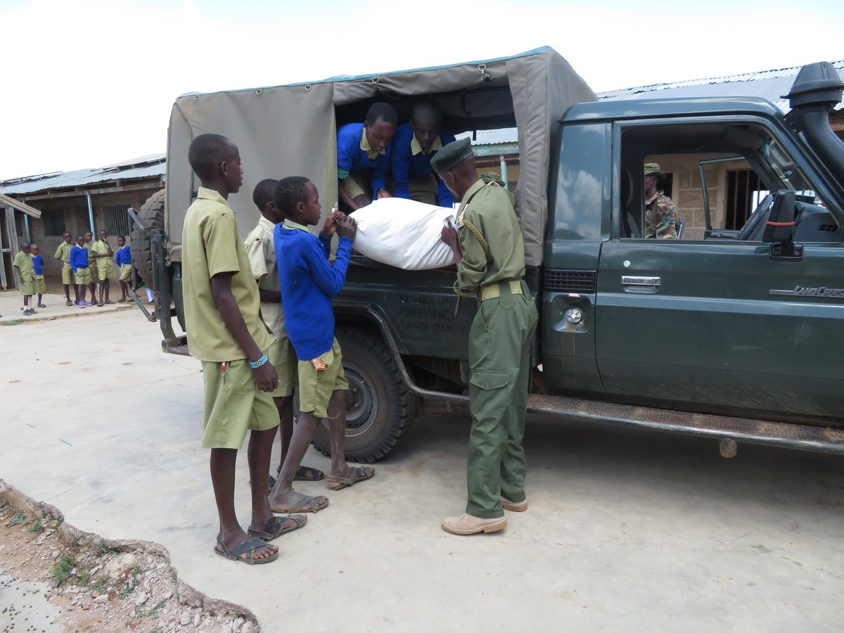 NaibungaC's tweet image. During our visit, we observed several challenges in our schools especially hunger among the pupils in primary level, this week our #Rangers donated part of their rations in form of porridge flour to sustain these pupils for atleast 3 months.@NRT_Kenya @feedthechildren @KWCAKenya