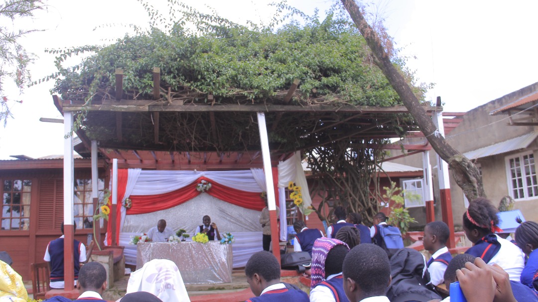 #De_la_reussite_en_mulieu_scolaire_à_reussite_dans_la_vie_pratique
Merci à tous pour l'attention nous accordée on se revoit à la prochaine rencontre.
Twitter : quelle serait votre reponse à cette question ?
L'école est-ce le seul milieu pour reussir dans la vie ? Je vous écoute