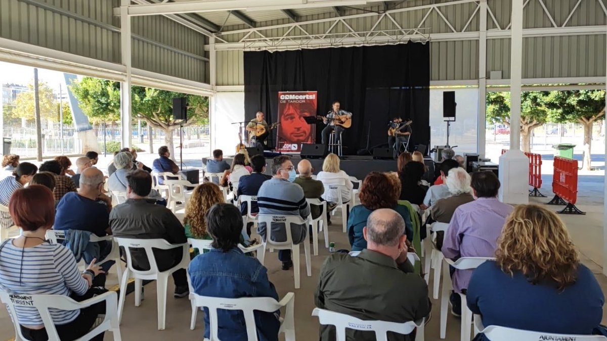 PremisOvidi's tweet photo. Els #COMcerts arriben a la capital de l'Horta Sud @miquelgil_ofic presenta les cançons del seu darrer disc "Geometries" i rescata alguns dels seus clàssics a l'escenari de l'Àgora del Parc Central on tenen lloc les Festes Alternatives de Torrent. #COMcertsDeTardor  @Culturadival https://t.co/4VPXibKYkI