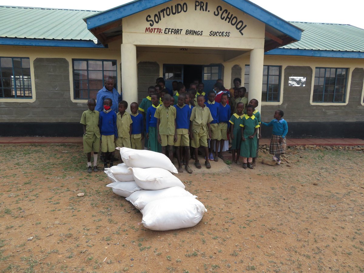NaibungaC's tweet image. During our visit, we observed several challenges in our schools especially hunger among the pupils in primary level, this week our #Rangers donated part of their rations in form of porridge flour to sustain these pupils for atleast 3 months.@NRT_Kenya @feedthechildren @KWCAKenya