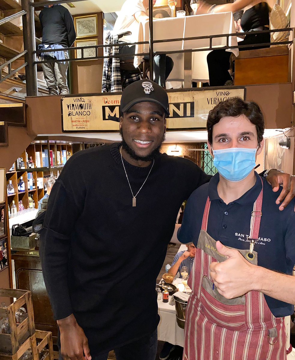 ¡Gracias al jugador del @villarrealcf <a href="/boulaye_dia/">Boulaye Dia</a> por visitar San Tommaso!
¡Gracias crack!🙌 #villareal #futbolistas #aldeportelegustasantommaso #santommaso #cocinabiertatodoeldía #restaurantesvalencia #valencia