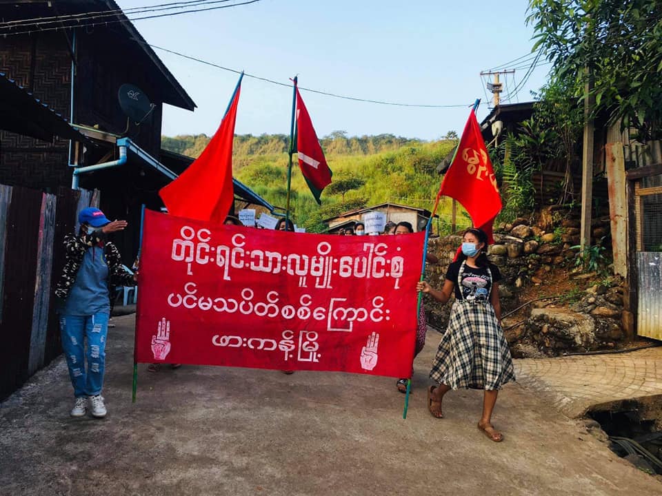 IrrawaddyNews's tweet photo. Despite an internet shutdown, residents from Hpakant in Kachin State continued their anti-regime protests on Sunday, showing support for the Kachin Independence Army, People’s Defense Forces and civilian National Unity Government.

#whatshappeninginmyanmar https://t.co/TgGlsMdVUB