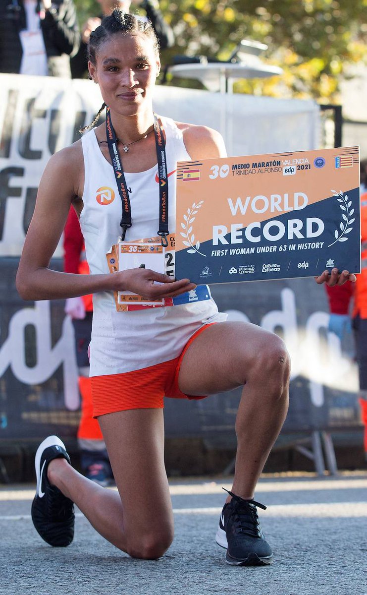 maratonfiz's tweet image. RÉCORD MUNDO 1/2 Maratón. 1:02:52 FEMENINO 
Asombrosa! 21 km por debajo de 3’ el km. Intenta sólo un kilómetro. Lo intente y mi gaznate llevaba un sabor a sangre. Las piernas con síntoma de inflamación y los niveles de ácido láctico por las nubes.