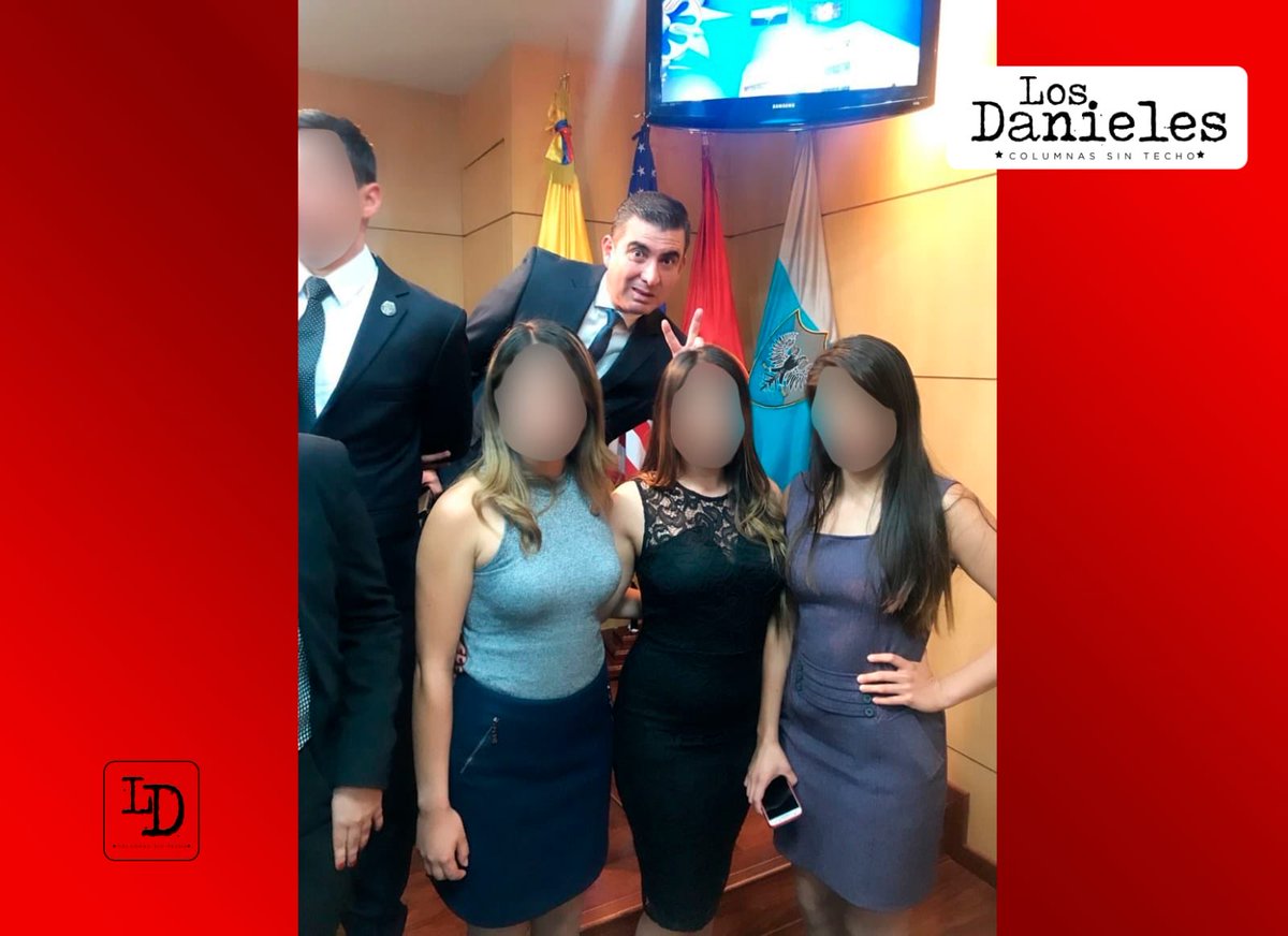 Este es el general Mario González Lamprea, director de inteligencia del Ejército, haciéndole orejitas de conejo a la teniente que lo denunció por acto sexual violento, presuntamente cometido ese mismo día. #PorLoGeneral hoy en #LasDanielas losdanieles.com/daniel-coronel…