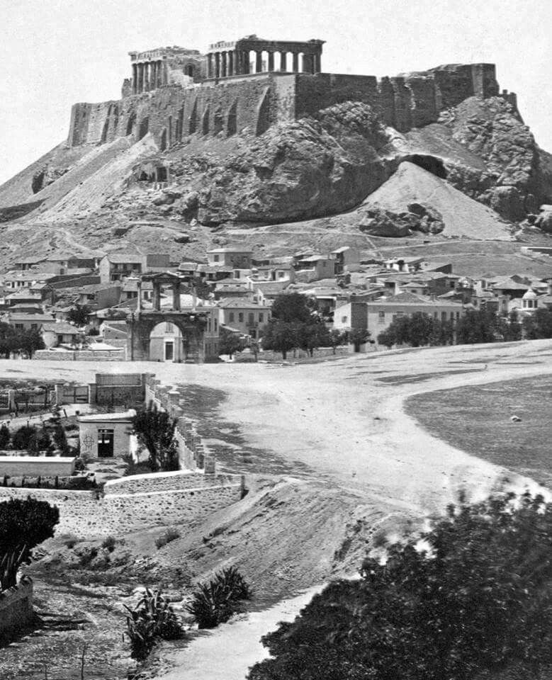 Kolokotronis__'s tweet photo. Lleva un par de días circulando esta foto coloreada de la Atenas de 1870 aproximadamente, cuya original es la que veis a la derecha. La foto tiene algo interesante 👇 https://t.co/be7wXThJKy