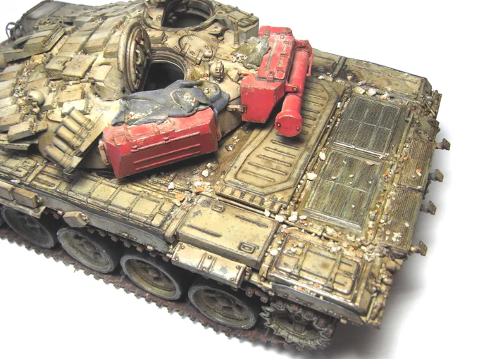 アミュージングホビーのT-72AVの続き。機銃をつけたら完成かな。 