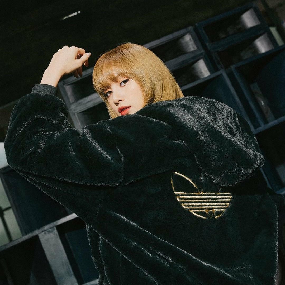 sunnysunlisa's tweet photo. DID LISA JUST? WTFFFF https://t.co/snsVFkFOJe