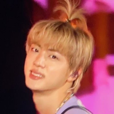 mollajoon's tweet photo. tiny sprout for                       tiny bow for 
muster                                 ptd on stage https://t.co/YDB7BsT6JU