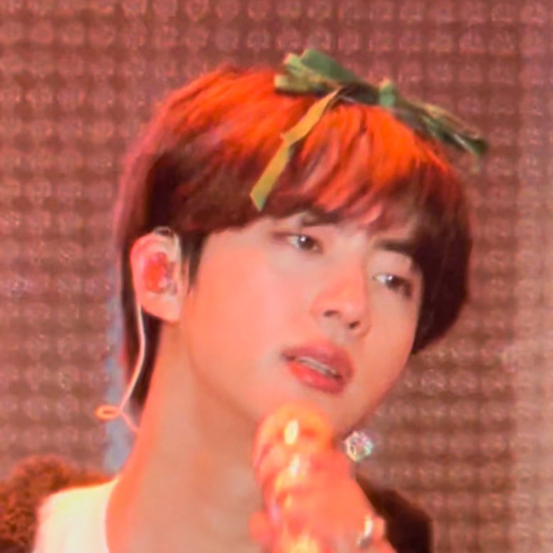 mollajoon's tweet photo. tiny sprout for                       tiny bow for 
muster                                 ptd on stage https://t.co/YDB7BsT6JU