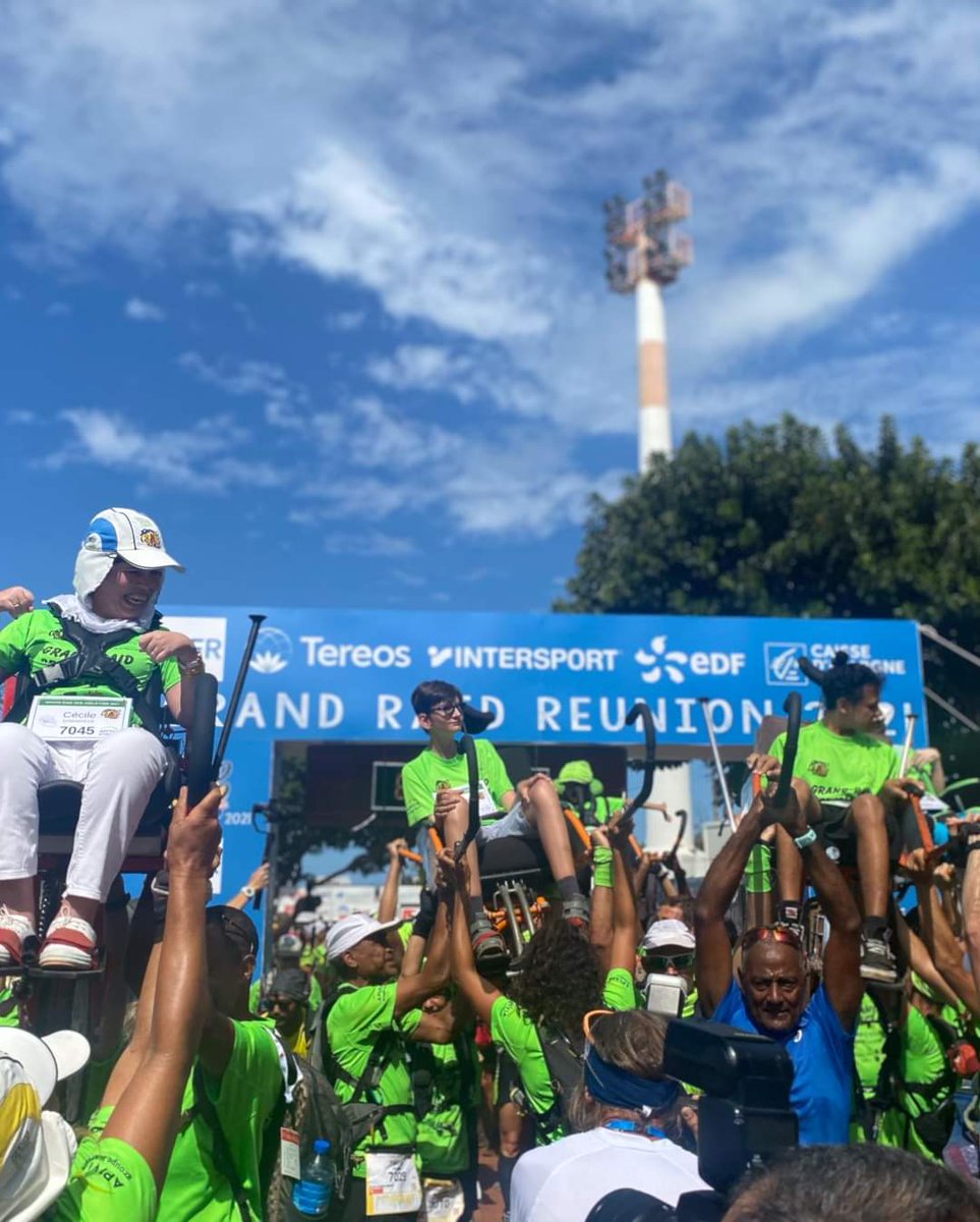 outremers360's tweet photo. #LaRéunion La team Joelette #runhandimove franchit la ligne d’arrivée du #GrandRaidReunion 🇷🇪 sous les applaudissements d’une foule émue 🎉🏆 #grandraidreunion #Ultratrail un clin d œil pour cette action inclusive.
📸 Grand Raid Réunion Officiel https://t.co/8POToZUquZ