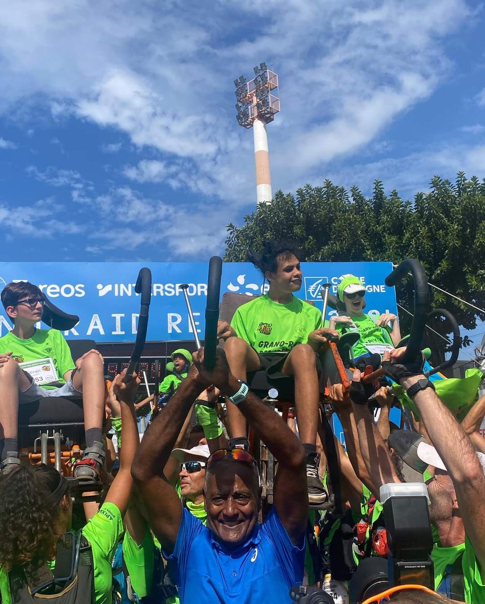 outremers360's tweet photo. #LaRéunion La team Joelette #runhandimove franchit la ligne d’arrivée du #GrandRaidReunion 🇷🇪 sous les applaudissements d’une foule émue 🎉🏆 #grandraidreunion #Ultratrail un clin d œil pour cette action inclusive.
📸 Grand Raid Réunion Officiel https://t.co/8POToZUquZ