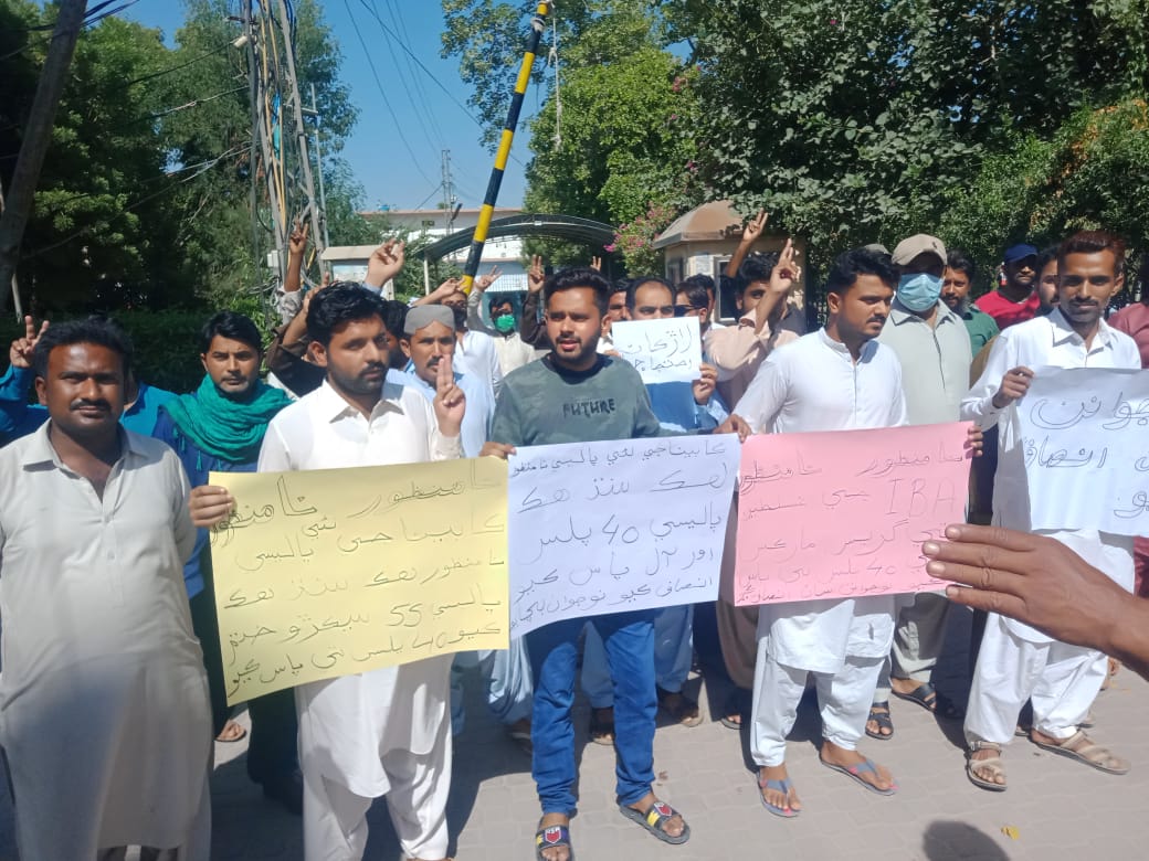 ASIFSHA60842393's tweet photo. Youth of Sindh at Roads for their just Demands. Dont do injustice with us 
Passing Marks Should Be 40 
We want justice 
@BBhuttoZardari
@sardarshah1 @MuradAliShahPPP
#AppointAll40PlusCandidate 
@SoomroJameel https://t.co/bNQQUbYfdI