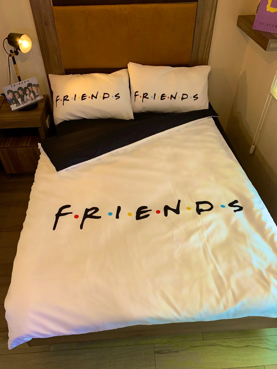 TelaFinds's tweet photo. On hand! 💜 #bts #friends https://t.co/NrzeHmekzj
