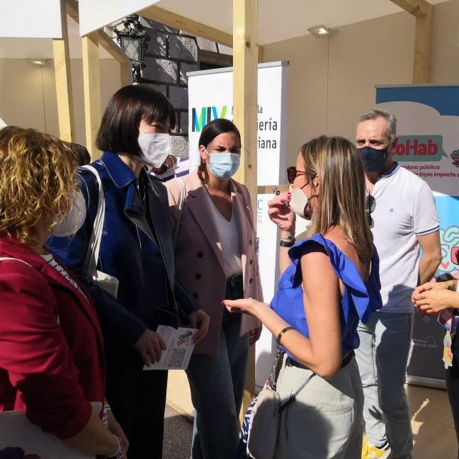 LasNavesCOLLAB's tweet photo. VLC STARTUP MARKET 🌏 La ministra de @CienciaGob, @DianaMorantR,  visita l'estand de @LasNavesCOLLAB en #VLCStartupMarket, amb @pilarbernabe i @SanGomezLopez, de @AjuntamentVLC, @marta_chillaron y @j_alandes. Ha conegut un dels projectes accelerats, @valuahub / @RegalaUnNinot https://t.co/tNSfifcrZz
