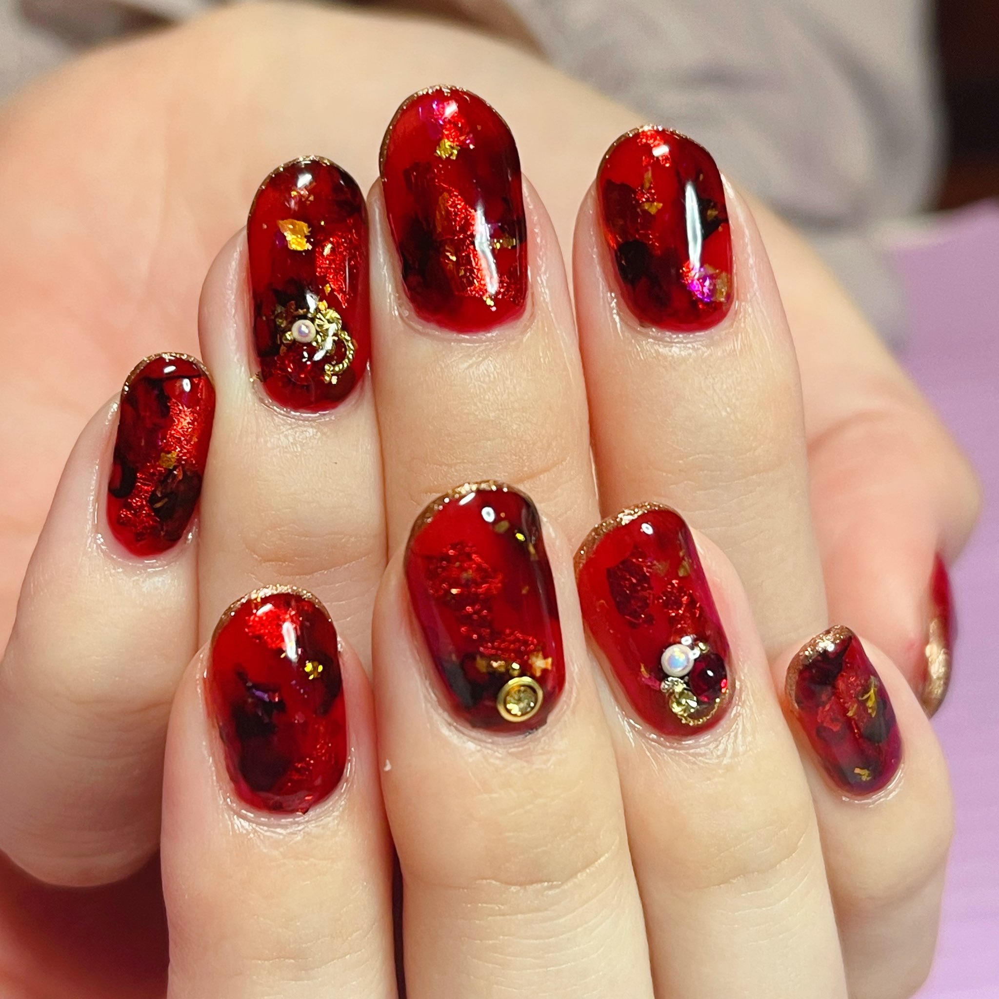 ﾈｲﾙｻﾛﾝｱｳﾛﾗのﾁﾛﾙ 秋の赤べっこうネイル 指先にピンクゴールドのラメラインが入っているのがポイントです べっこうネイル 琥珀ネイル ネイルアート ジェルネイル T Co 9gefjc53t5 Twitter