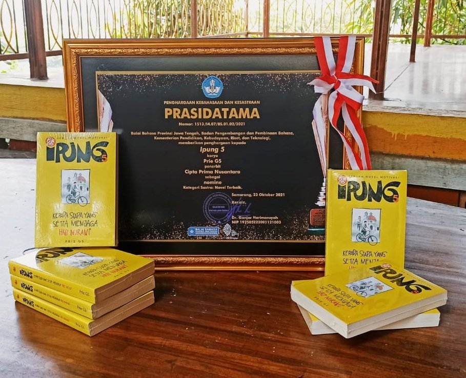 Buku dan Kaos PrieGS tweet media