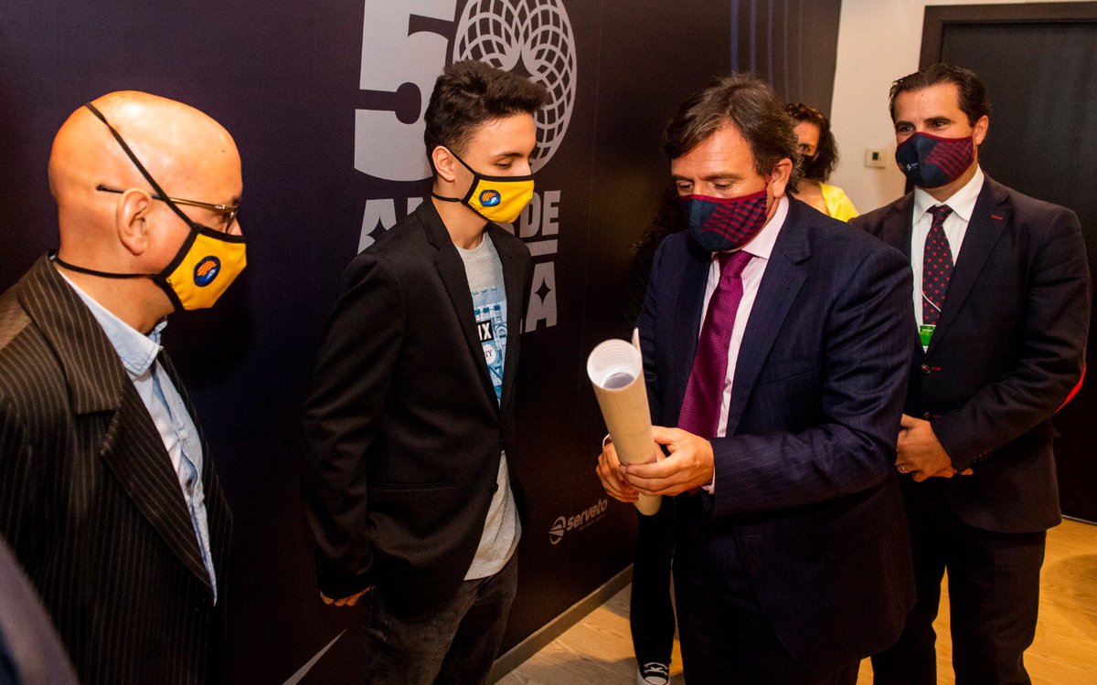 FCBhoquei's tweet photo. 👏 La millor visita que podiem tenir avui a la Llotja del Palau!!!

💪 Estem molt contents de veure’t al Palau, Joel! 

💙❤️ https://t.co/E3B99ZYHS5