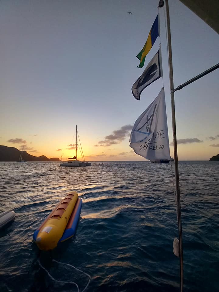 lookoutbequia's tweet photo. Sunset drinks on Bequia's floating bar 🍹😎@baronebequia
#bequia #floatingbar #sunsetvibes #cocktail #rumpunch https://t.co/MBTtBlzJ9j