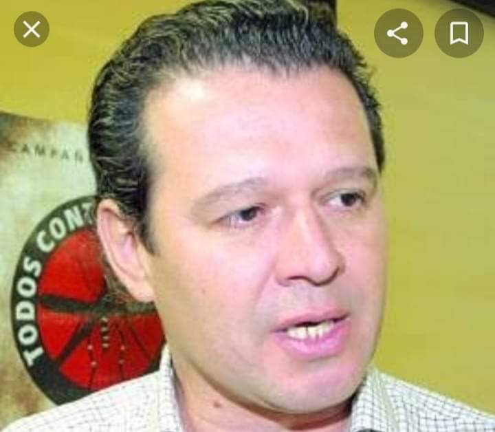 ASQUEROSO DELINCUENTE.....IGUALITO QUE LOS OTROS 5 PERIODISTAS CON JUGOSOS SUELDO DE LA MAFIA DEL FÚTBOL. NOTABLE.