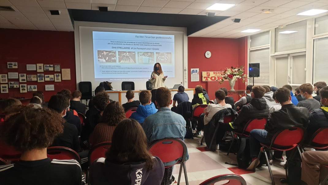 lyceejbClement's tweet photo. 🎤 Présentation dispositif #EMAStellantis par Mme BAUDEL 👏 : école des métiers de l'automobile 🚘 Stellantis (ex PSA) aux élèves 2nde #BacPro et #1BTS filière auto @lyceejbClement @AcReims @Cmoalic @BYoril @HerbillonDidier @aitrene1 @regiongrandest @QuilbeDaSilva @Maxime_Villa https://t.co/4jgSHUEZuA