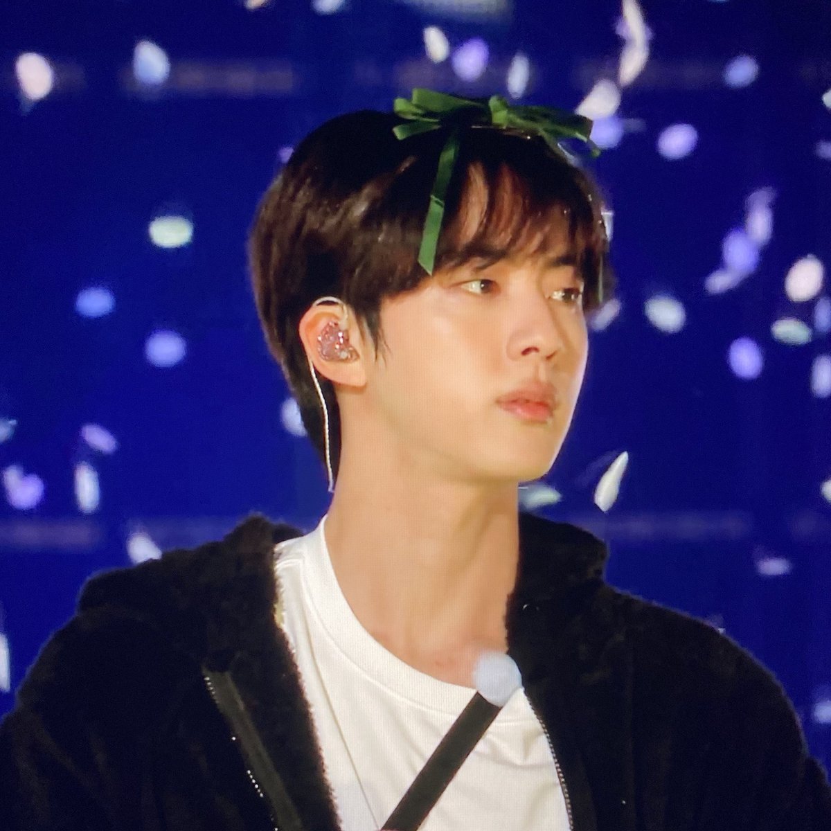JinBrasil_'s tweet photo. O Seokjin fez um laço de fita verde e colocou em seu cabelo, pra finalizar o show! 💚

#PTD_ON_STAGE #SEOKJIN #JIN https://t.co/7P36gHaEDF