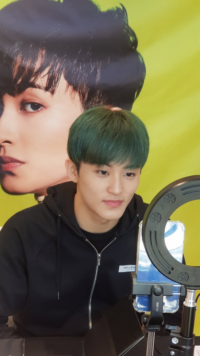 LOOKSMKL's tweet photo. #MARK https://t.co/GtsoDTAYeJ