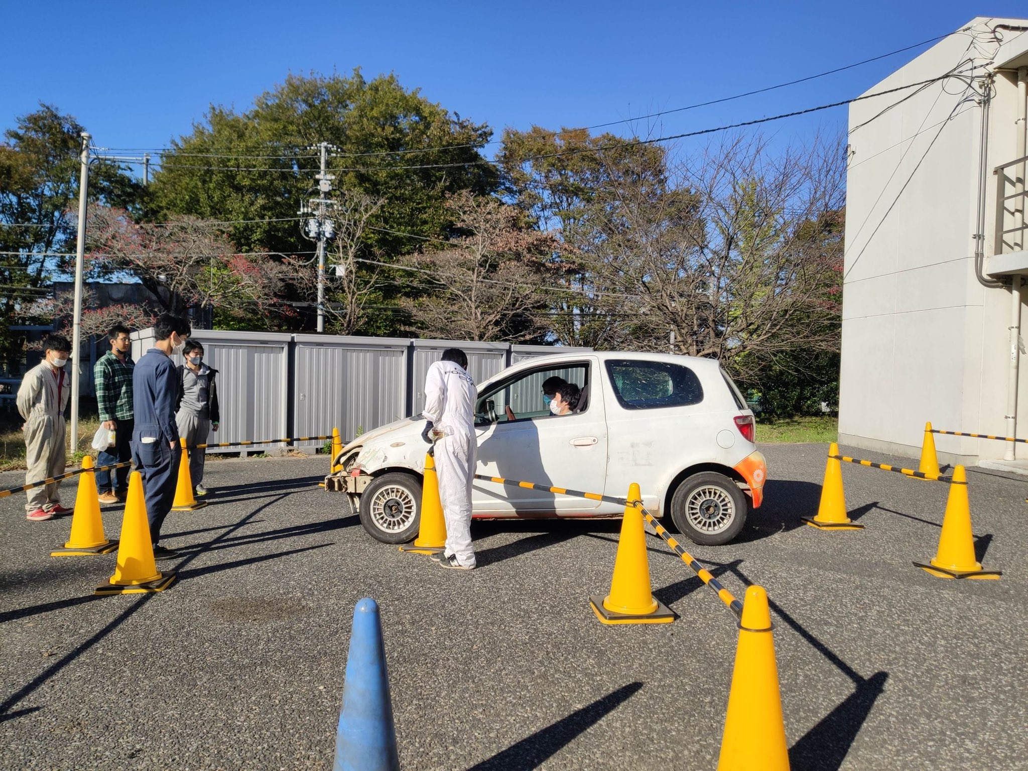 東京理科大学自動車部 昨日はヴィッツの試験走行をしました ホイールベースの短いヴィッツでも内輪差を感じ取ることができ 車両間隔を掴むいい練習になりました またobの方々から全日ダートラ用として借りていたタイヤを返却しました 貸していただいた