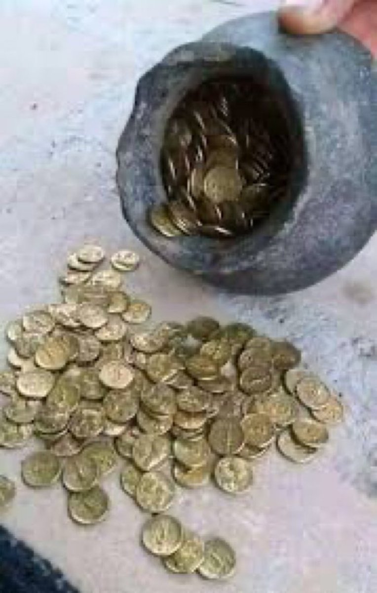يقول حسام مكّاوي في إدخار الصدقة : 
في سنة ٩١٥هـ ،  هدم باب إبراهيم من أبواب الحرم المكي لإعادة إعماره فوجدوا تحت إحدى قبابه مبلغ 200دينار ذهبي  مع ورقة كتب فيها : 

(نحن عمرنا وما تعبنا ، وما ظلمنا وإذا خربت هذه القبة تبنى بهذا المال)
