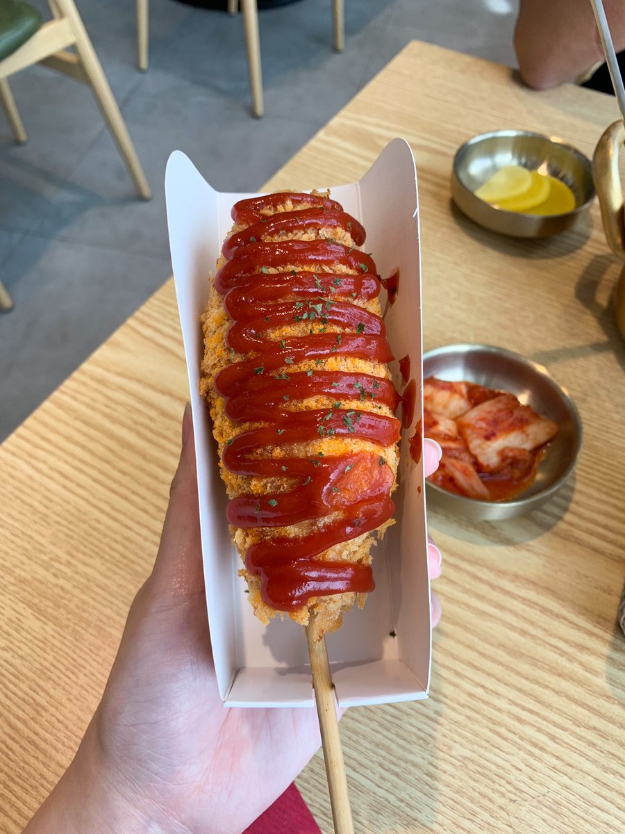 ฟู้ดคอร์ทอาหารเกาหลี ที่สามย่านมิตรทาวน์คือดี มีเมนูให้เลือกเยอะมาก สำคัญคือราคาไม่แรง หลังจากโดนทวิตตกมา ไปชิมน้องฮอทด็อกอร่อยจริงงับ ชีสยืดๆๆ ไก่ทอดก็อร่อย ส่วนราเมงจืดไปนิด ไปอยู่ไหนมาเพิ่งเคยมากิน55555