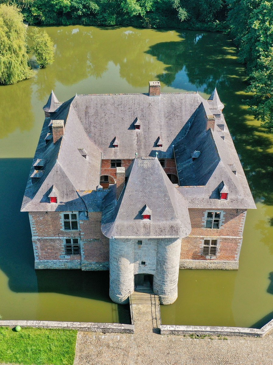CHistoire's tweet photo. 🔴 𝗖𝗛𝗔𝗧𝗘𝗔𝗨 𝗗𝗘 𝗙𝗘𝗥𝗡𝗘𝗟𝗠𝗢𝗡𝗧 (𝗕𝗘𝗟𝗚𝗜𝗤𝗨𝗘) 🇧🇪 | Facilement reconnaissable avec son porche monumental datant de 1300, le #chateau de #Fernelmont est une maison forte transformée progressivement en demeure de plaisance. 😍 #Belgique https://t.co/3q5VkQIgHb