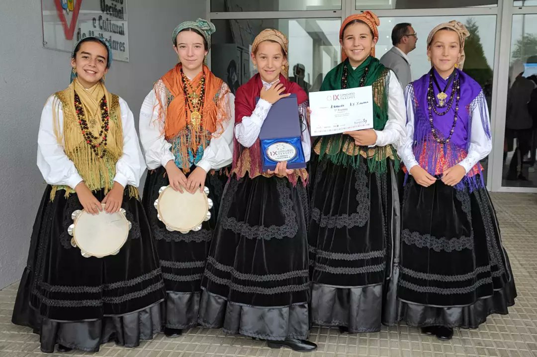 Bos días 🙋
Hoxe as nosas nenas do grupo A Pedreira participaron no concurso organizado por @trasps1 .Neste acadaron o 1°premio da categoría A 🎊.Noraboa nenas estamos superorgullosos e orgullosas de vós, sodes unhas supercampioas🎉💞😍🎶🎊