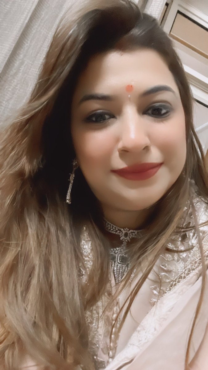 MissusPokerFace's tweet photo. Loving these festive vibes! 🌺 #BindiTwitter #BindiPride https://t.co/lqZ1U4Fady